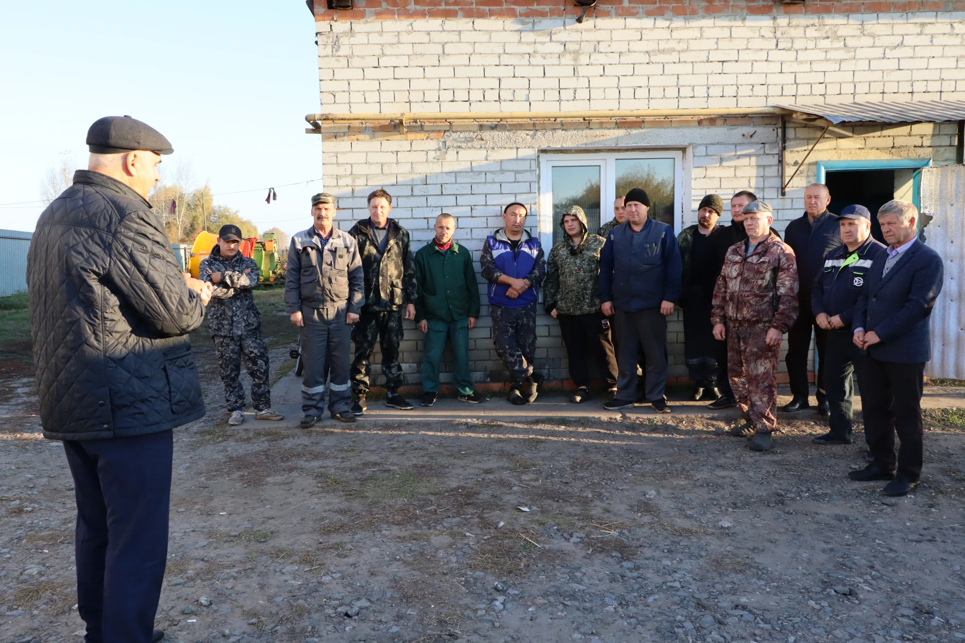 С утра съездил в деревню Прогресс, встретился с коллективом сельскохозяйственного произ...