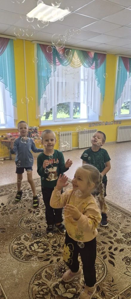 Сегодня в разновозрастной группе "Радуга" прошел  День защиты детей. Ребята просмотрели...