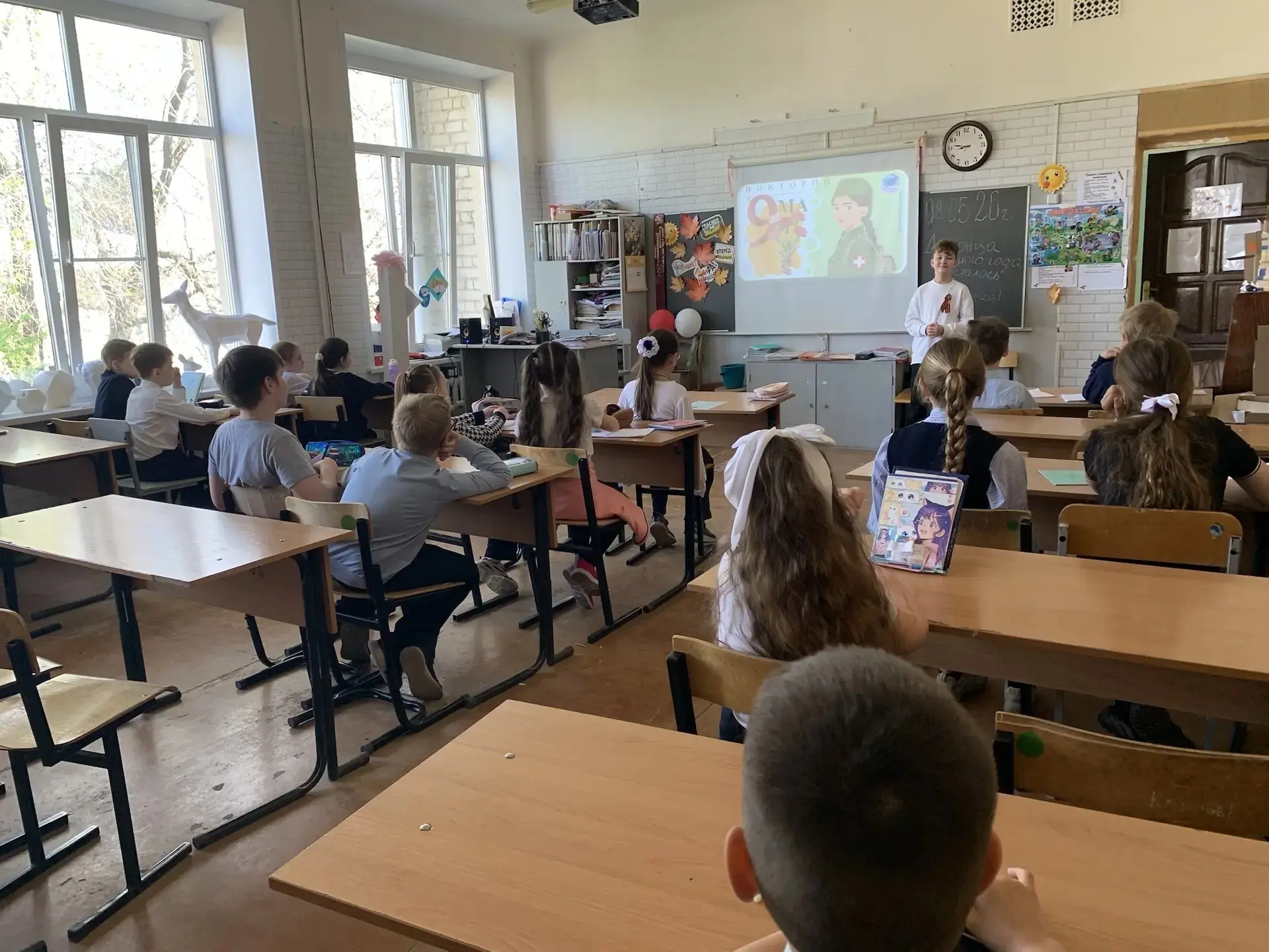 🎓 Мост поколений: старшеклассники знакомят малышей с историей Победы!