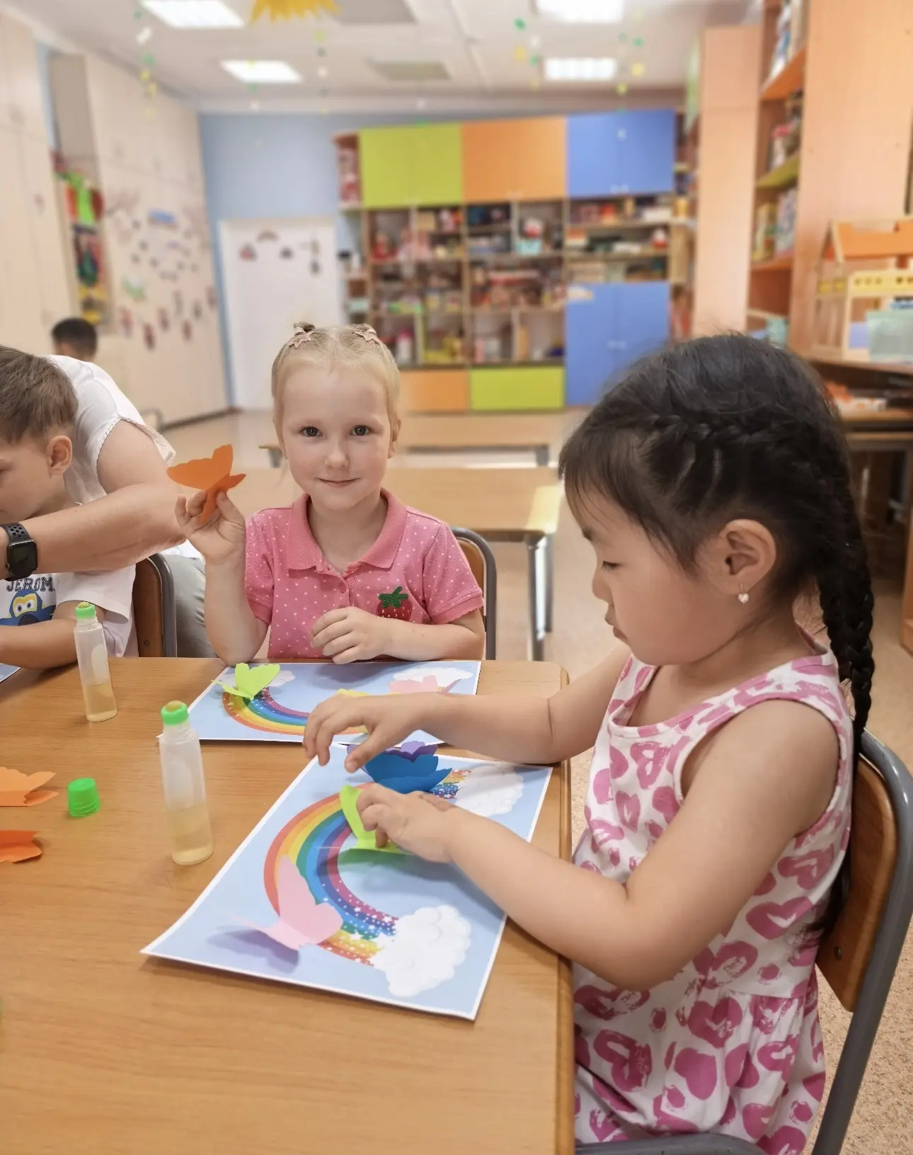 🌈 🤩 
В группе «Звёздочки» ребята воооружились клеем, кисточками, цветной бумагой и самыми яркими к