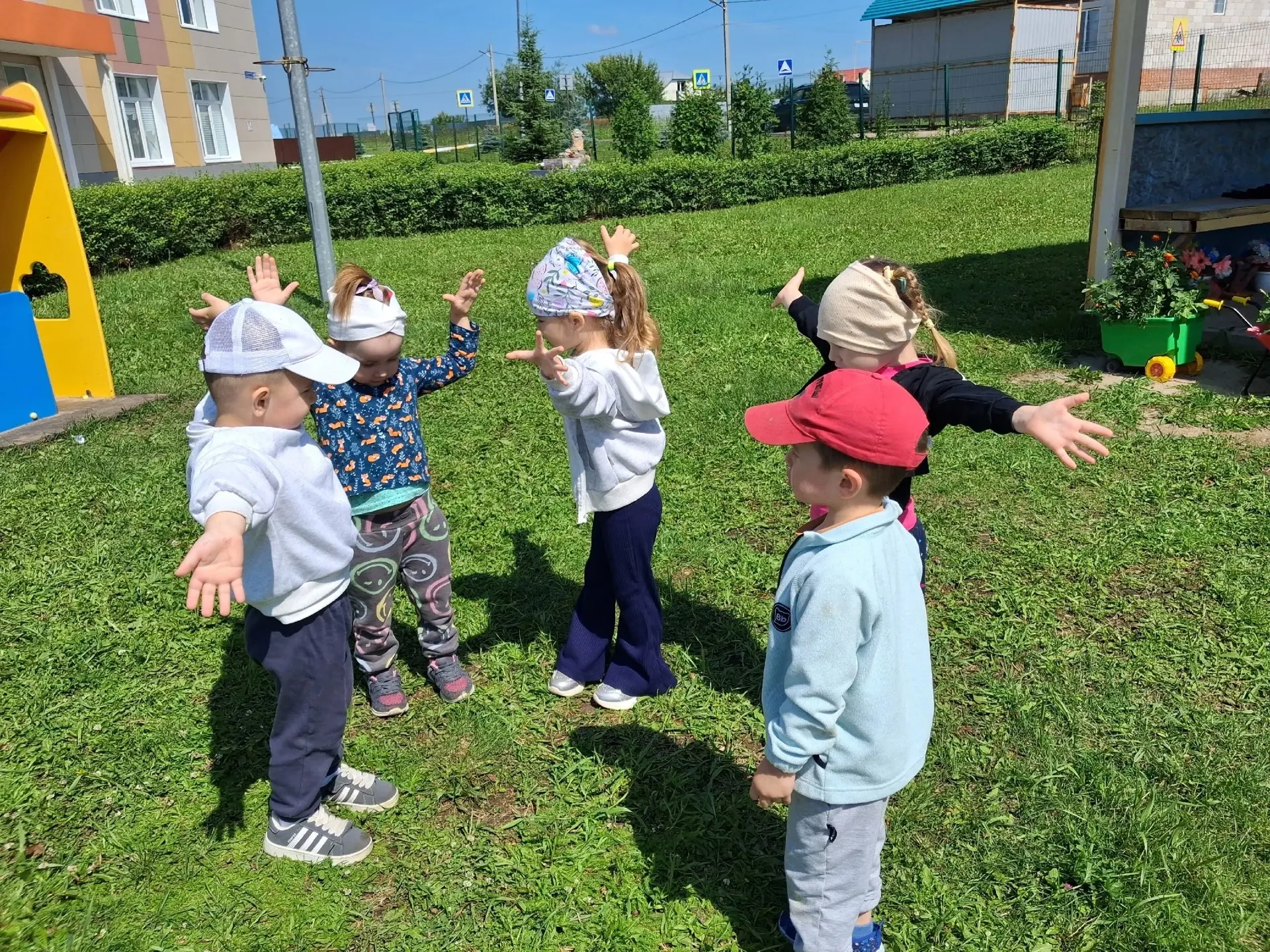 Группа "Крепыши" с радостью наслаждается летними любимыми играми! ☀️🌼 Лето — это время...
