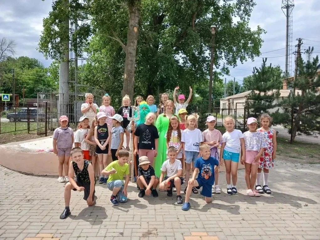 Летние каникулы в районном доме культуры «Колос» продолжаются, радуя ребят яркими и увлекательными с