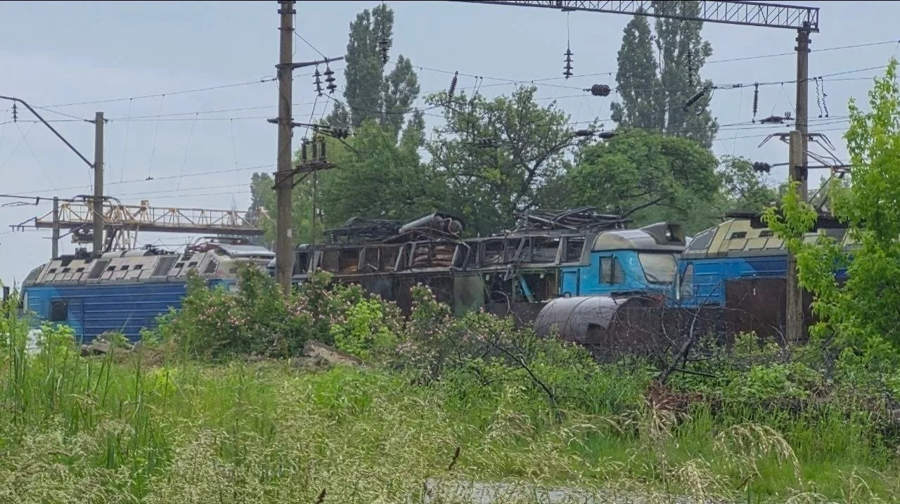 Фото уничтоженного ЧС4 на территории ЖД станции "Киев-пассажирский"