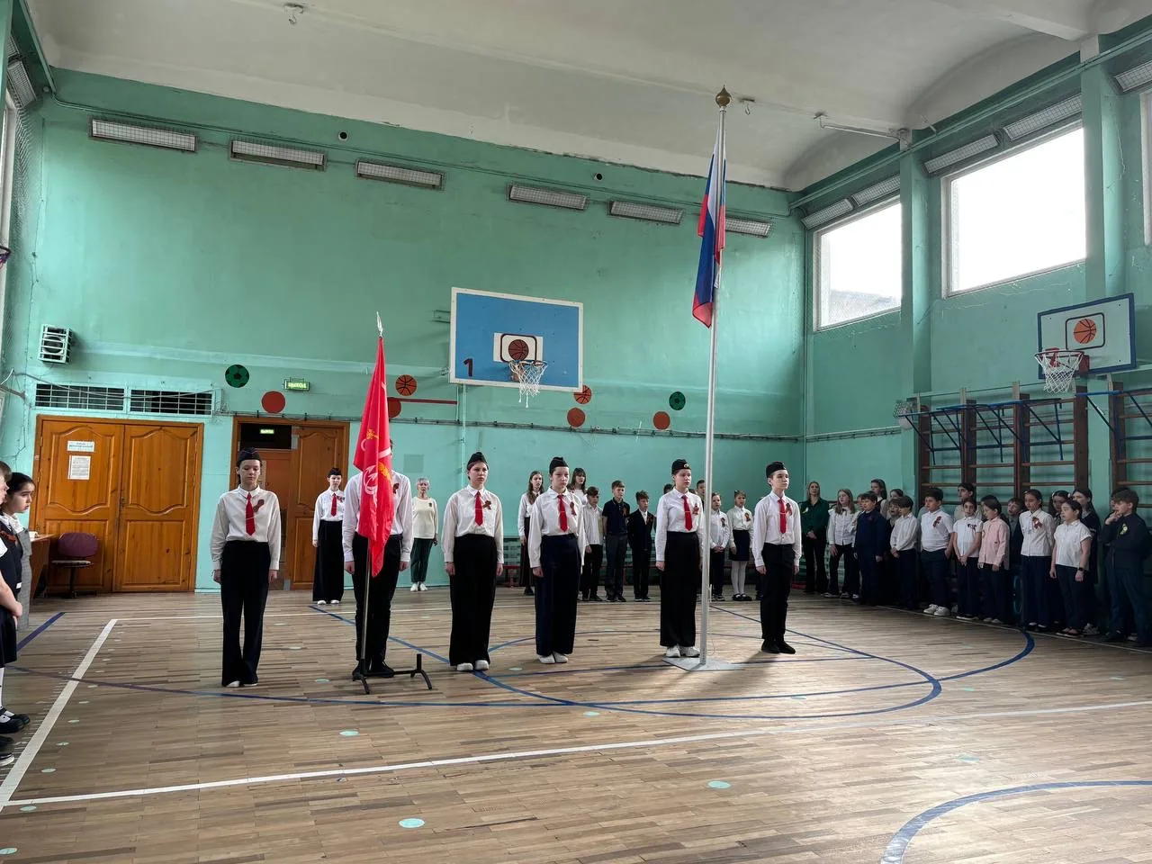 🇷🇺 Традиционное начало новой учебной недели  Понедельник в нашей школе, как всегда, начался с торжес