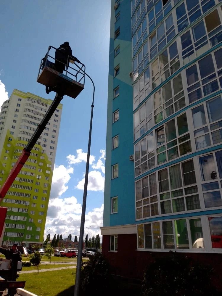 Держим курс на светлый двор! 👍  
Продолжаем замену старых фонарей на придомовой территории. Станови