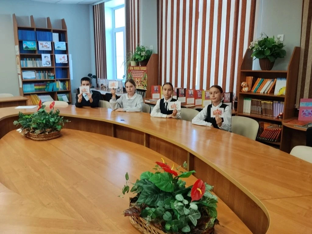 Ко Дню Победы для ребята в школьной библиотеке были организованы мероприятия, направленные на сохран