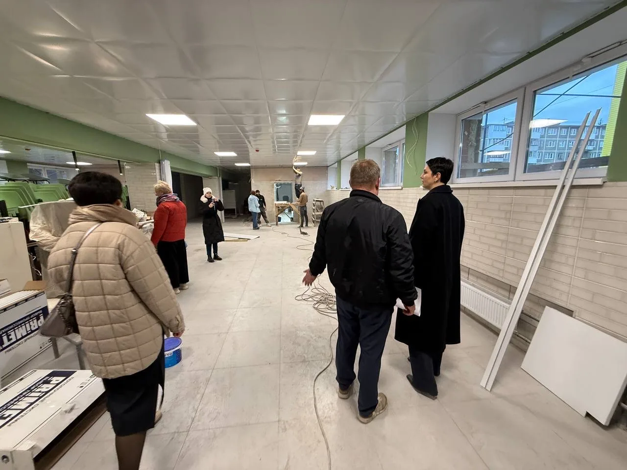 Снова приехали в Рефтинский Свердловской области, школу №17.  Работы идут с опозданием. Но замечания