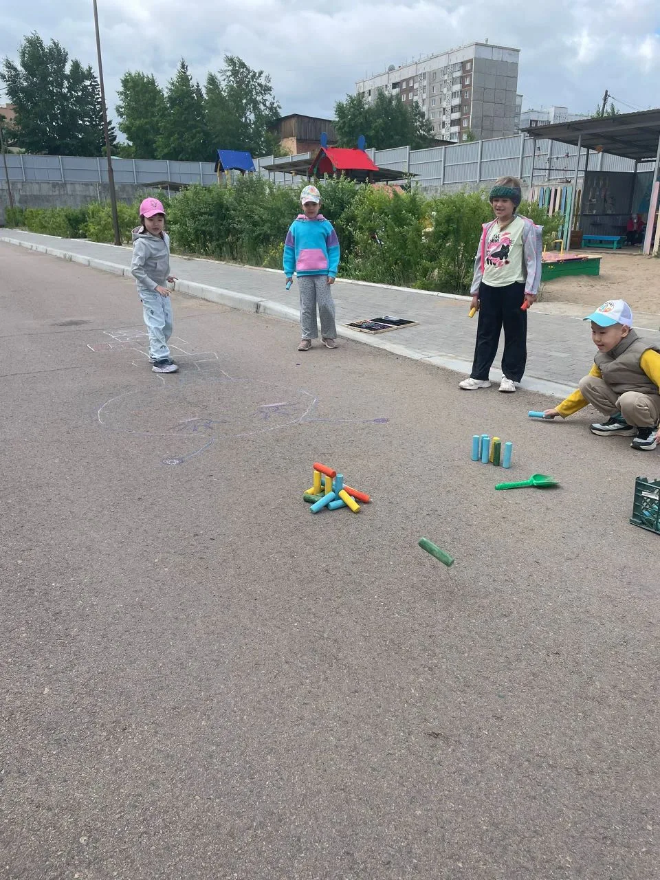 🧸 Современные дети и гаджеты против гениальной простоты старых дворовых игр!

Родители сразу вспомн