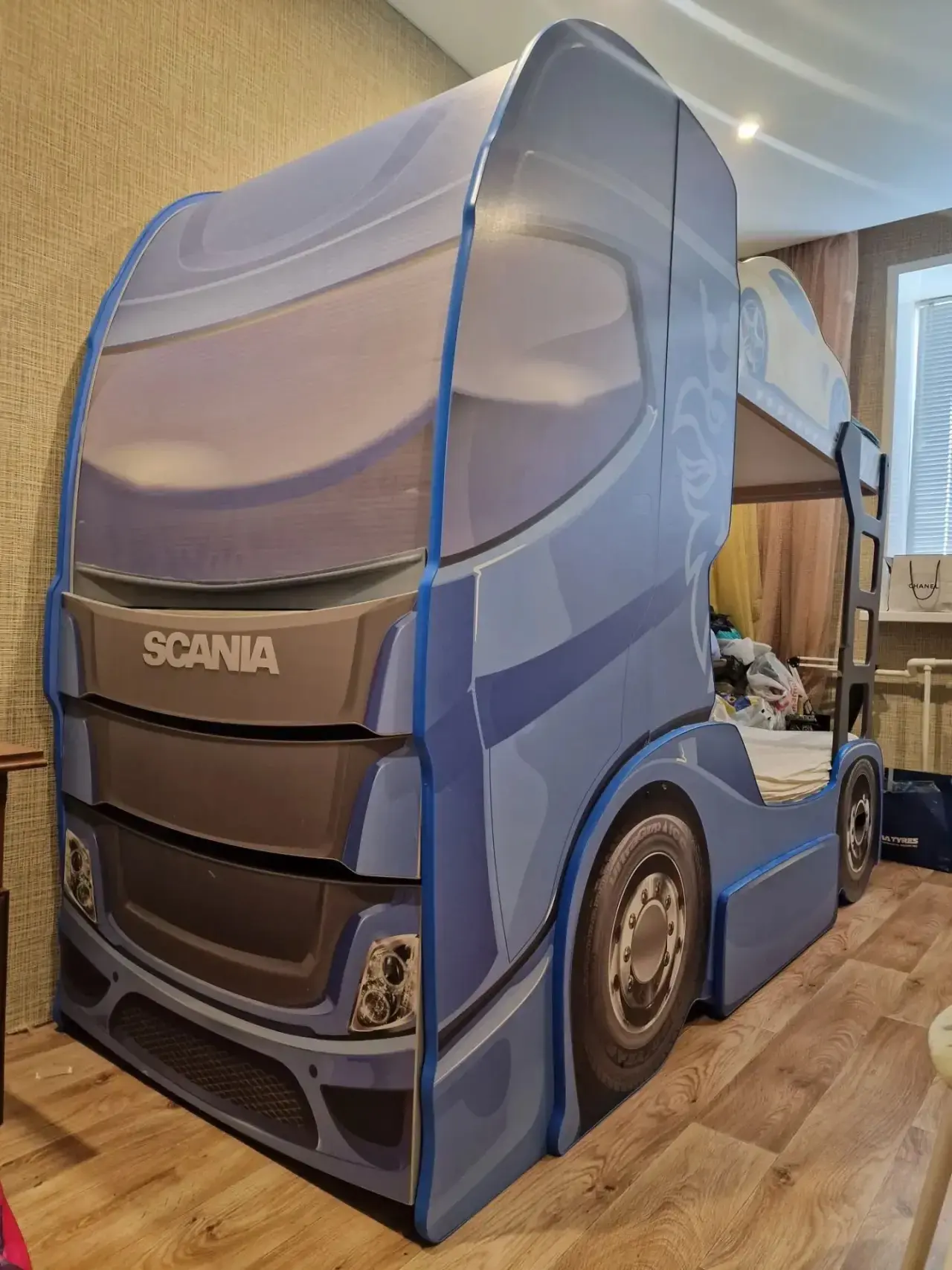 Продам двухъярусную кровать в виде грузовика Scania (двусторонняя). Высота 180 см, длин...