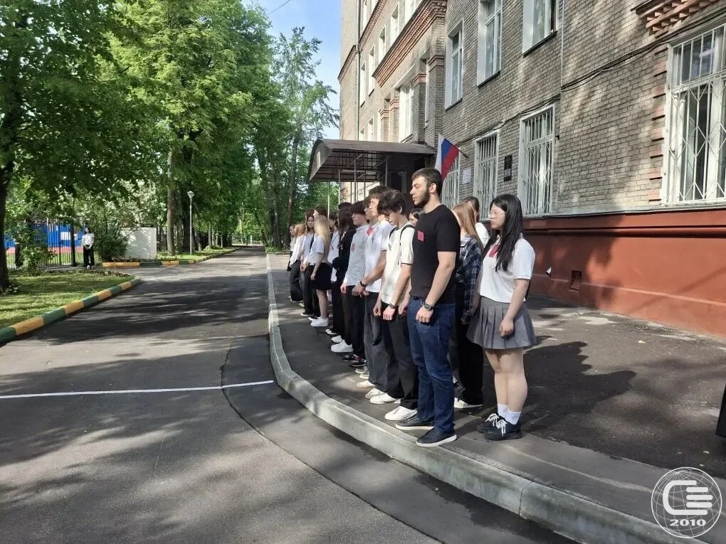 🇷🇺 Каждый понедельник в нашей школе начинается с главных символов страны: флага и гимна России.  ❤️ 