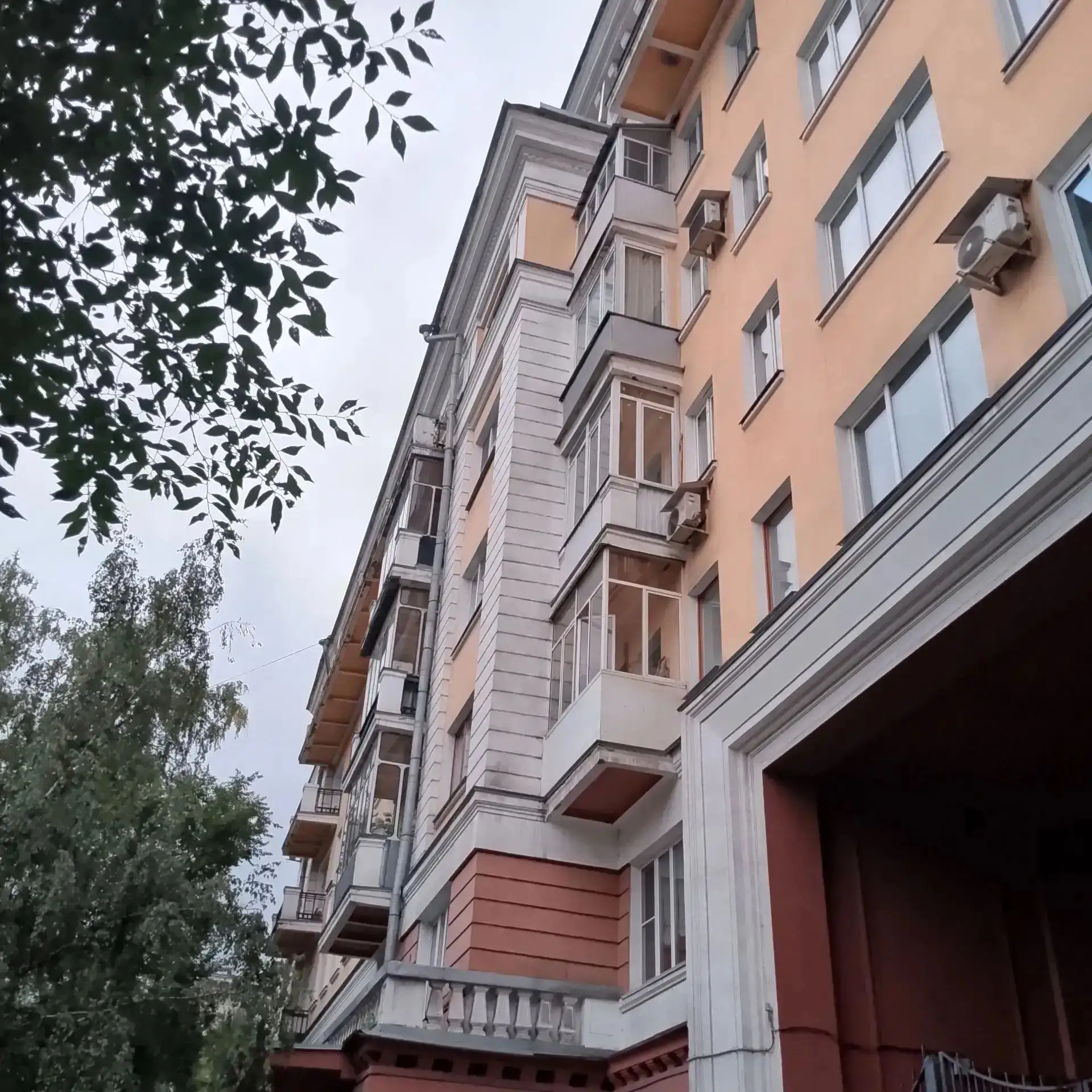 В Новокузнецке приступили к замене лифтов в доме по проспекту Металлургов, 25