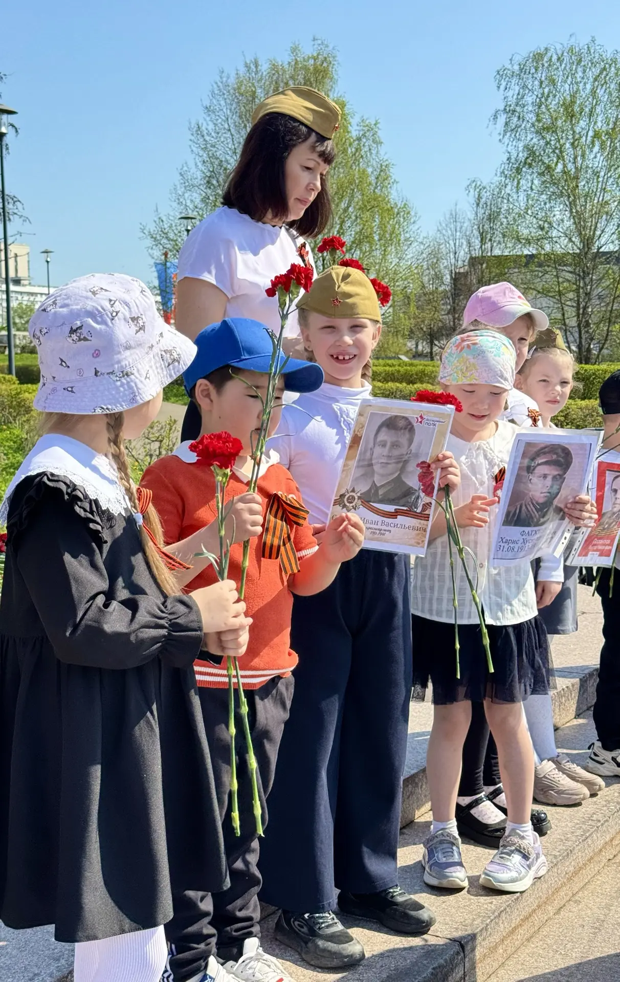 В преддверии великого праздника — Дня Победы ребята посетили памятники маршалу Константину Рокоссовс