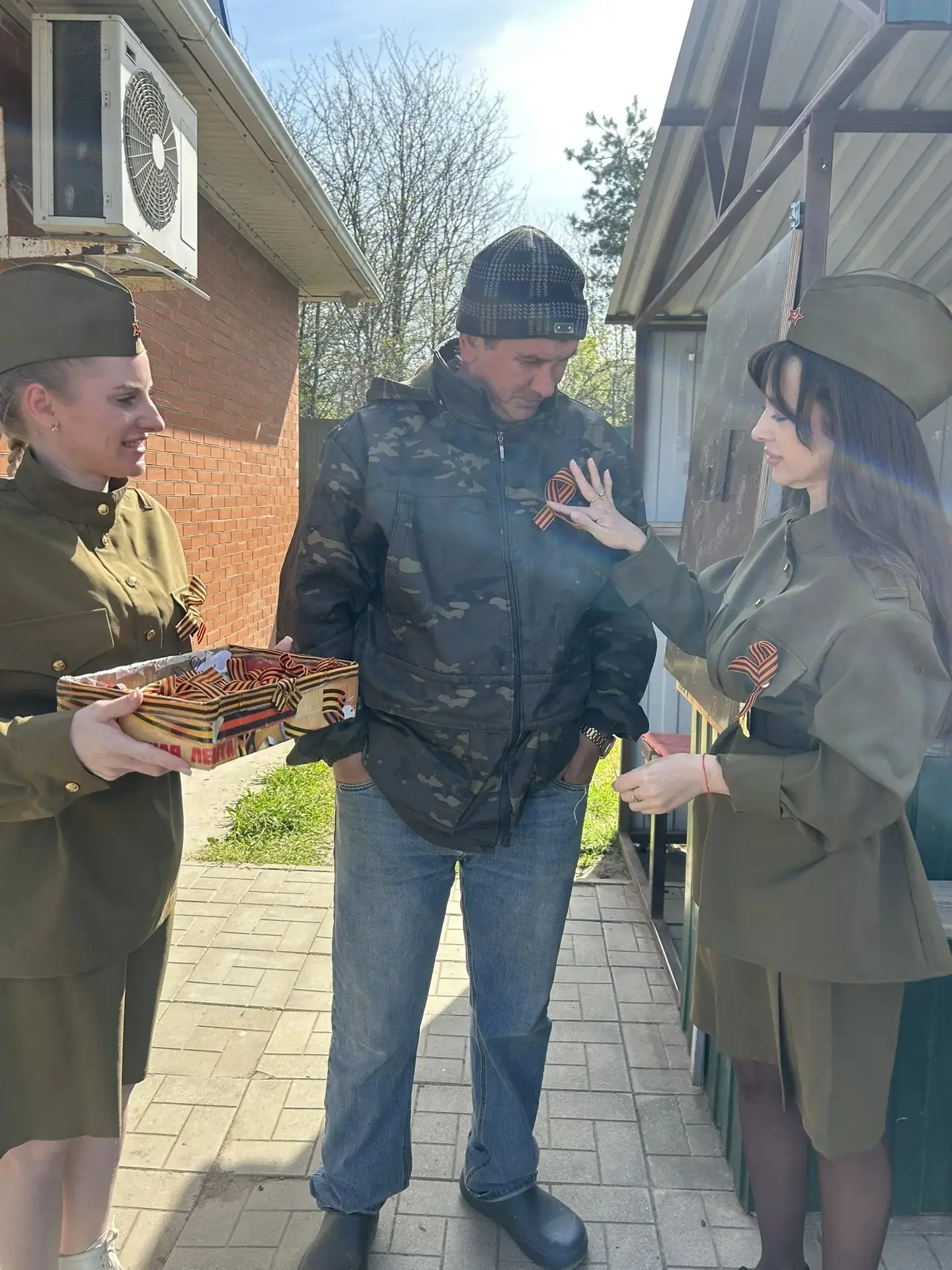 По всей России и в 30 странах мира волонтёры начинают ежегодную акцию «Георгиевская ленточка». Она п