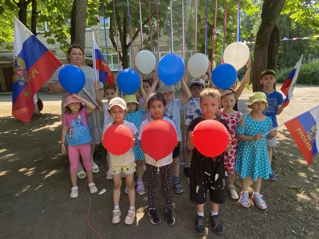 🇷🇺 День России начинается с детства! 
🇷🇺 Родина начинается с малого: с уважения к флагу, тишины 