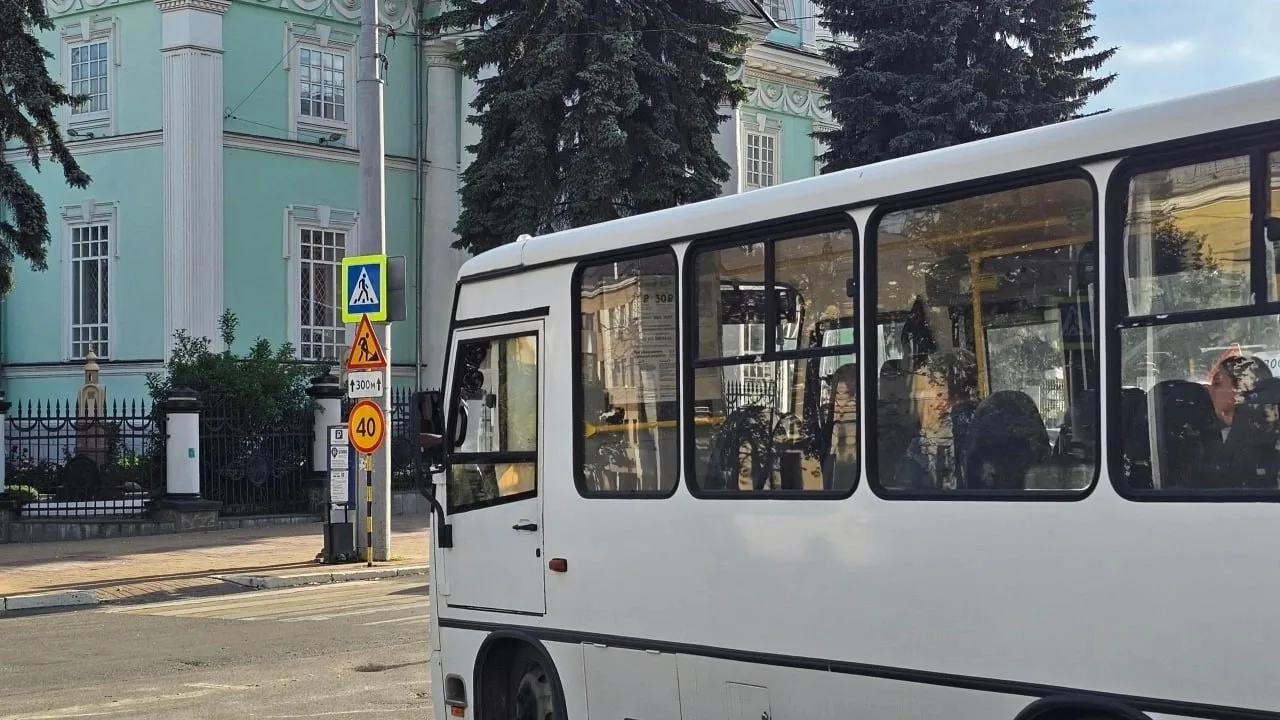 Пассажиры жалуются на 31-й маршрут: вместо десяти автобусов на линии шесть, интервал вы...