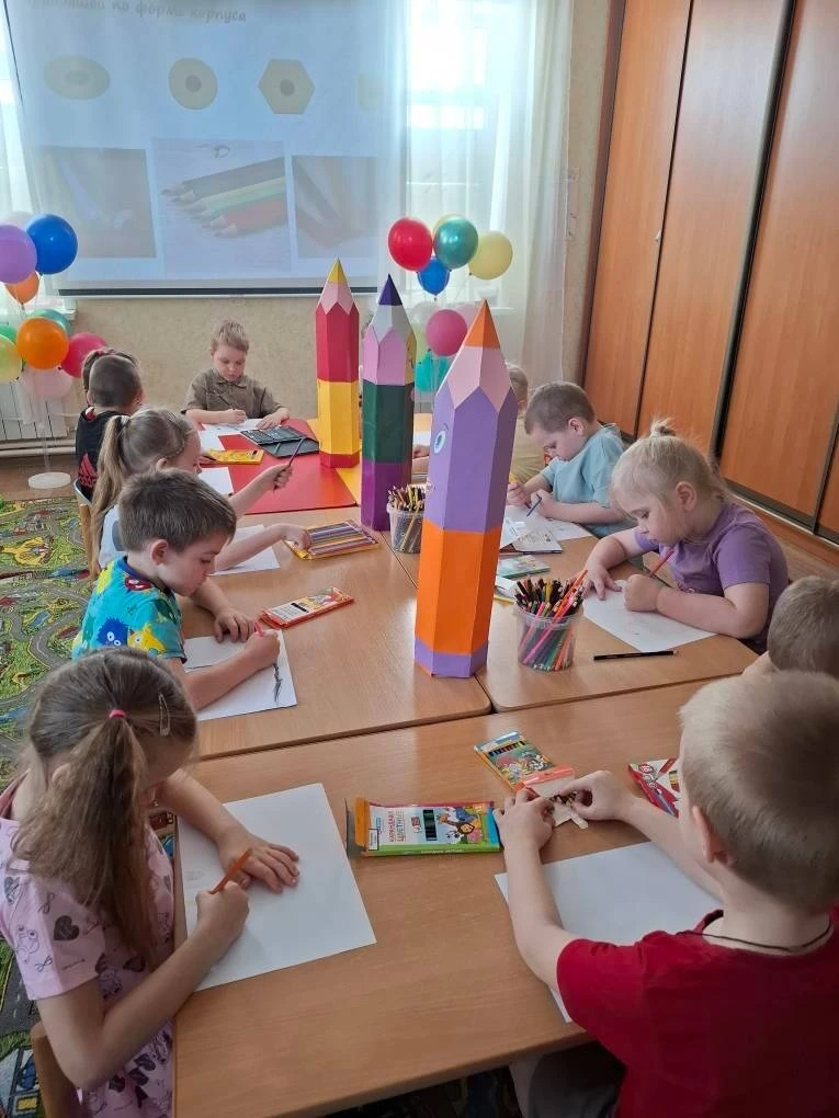 🎨 Цветные Карандаши — Яркий День Творчества!
Сегодня, 16 марта, мы отметили замечательный праздник 
