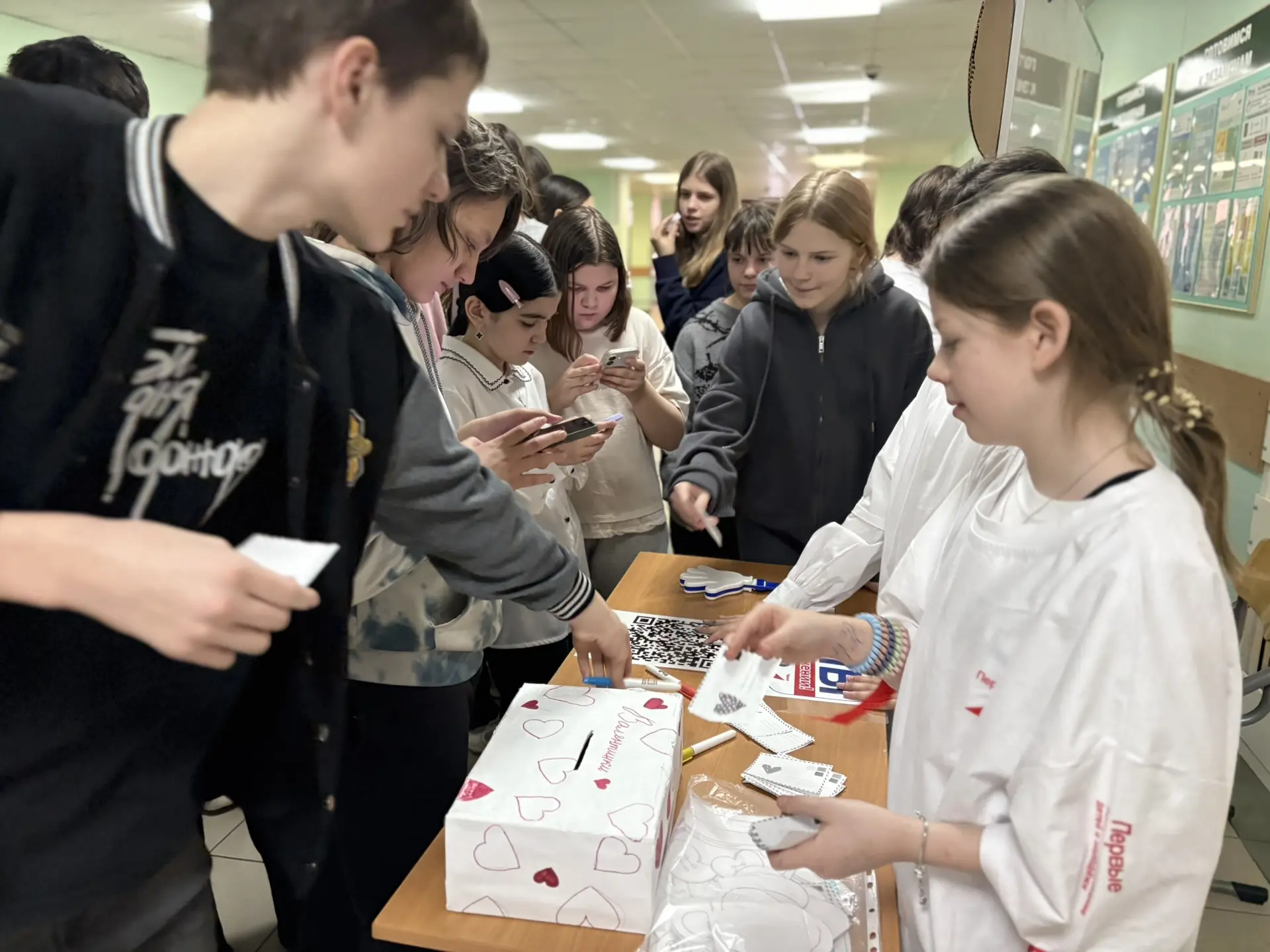Вчера корпус «Чехов» буквально расцвел от тепла и доброты! 💫  ➡️Наши замечательные ребята из «Движен
