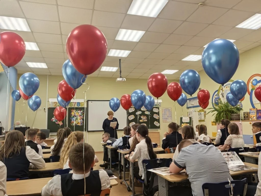 Вот и пролетел год обучения, успеха и творчества. Награждение активистов  Алисы  и Максима  на класс