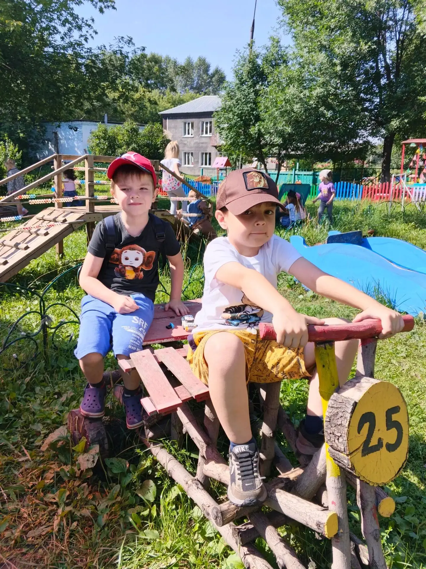 Прогулка в детском саду — это не просто смена обстановки. Это время, когда группа друзе...