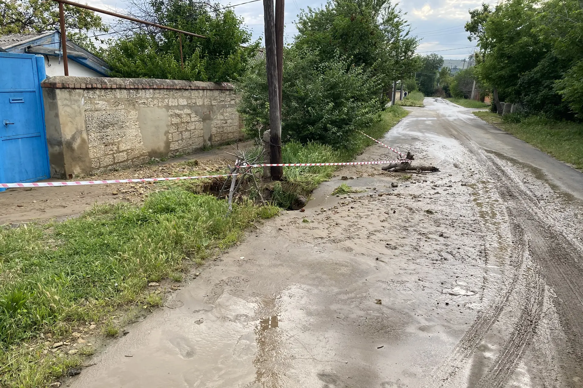 Утро без воды.

Ночной порыв разбудил жителей переулка Чехова. Фонтан, бьющий из магистрали, подмыл 