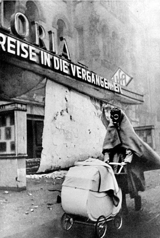Женщина в противогазе гуляет с коляской. Германия, 1942 г.