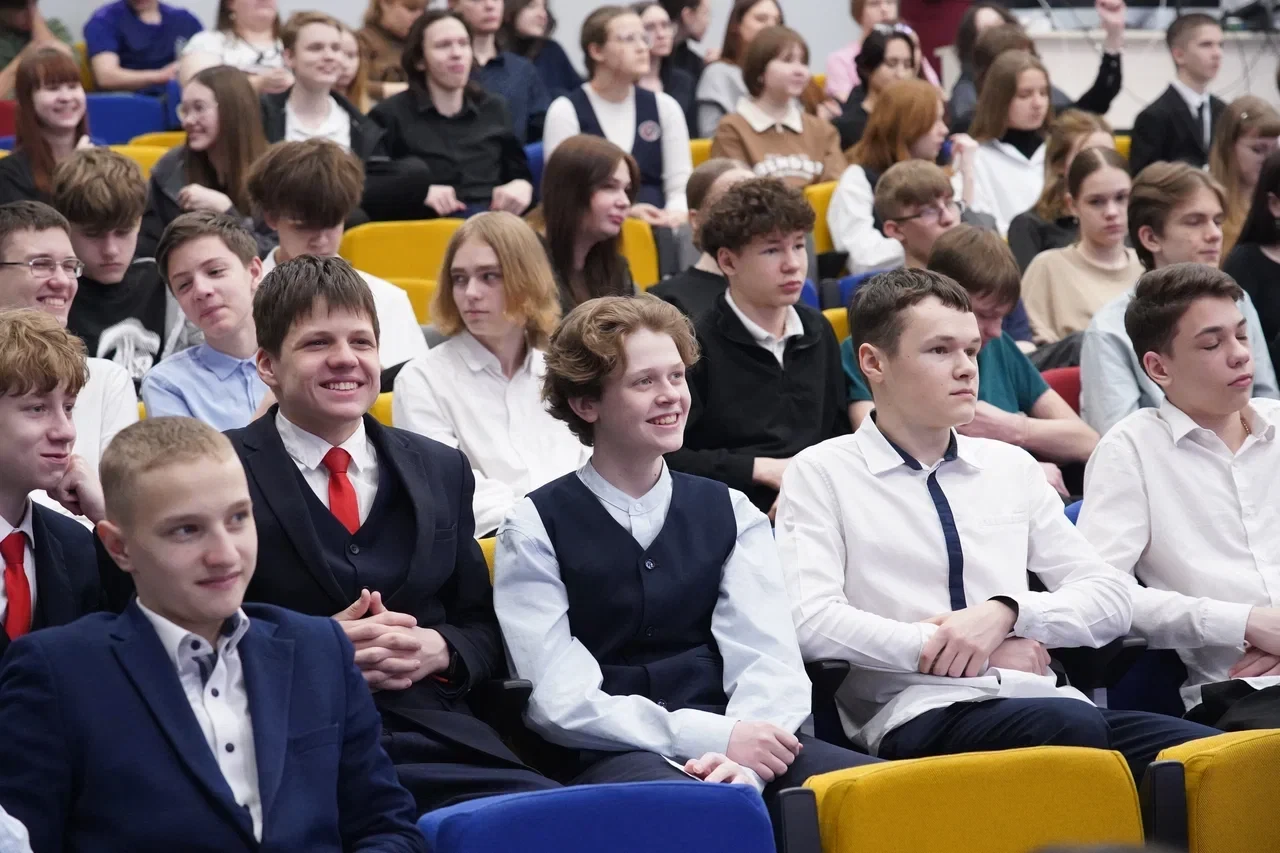 Поприветствовала участников Большой университетской недели в кемеровской школе № 45.  💡Проект реализ