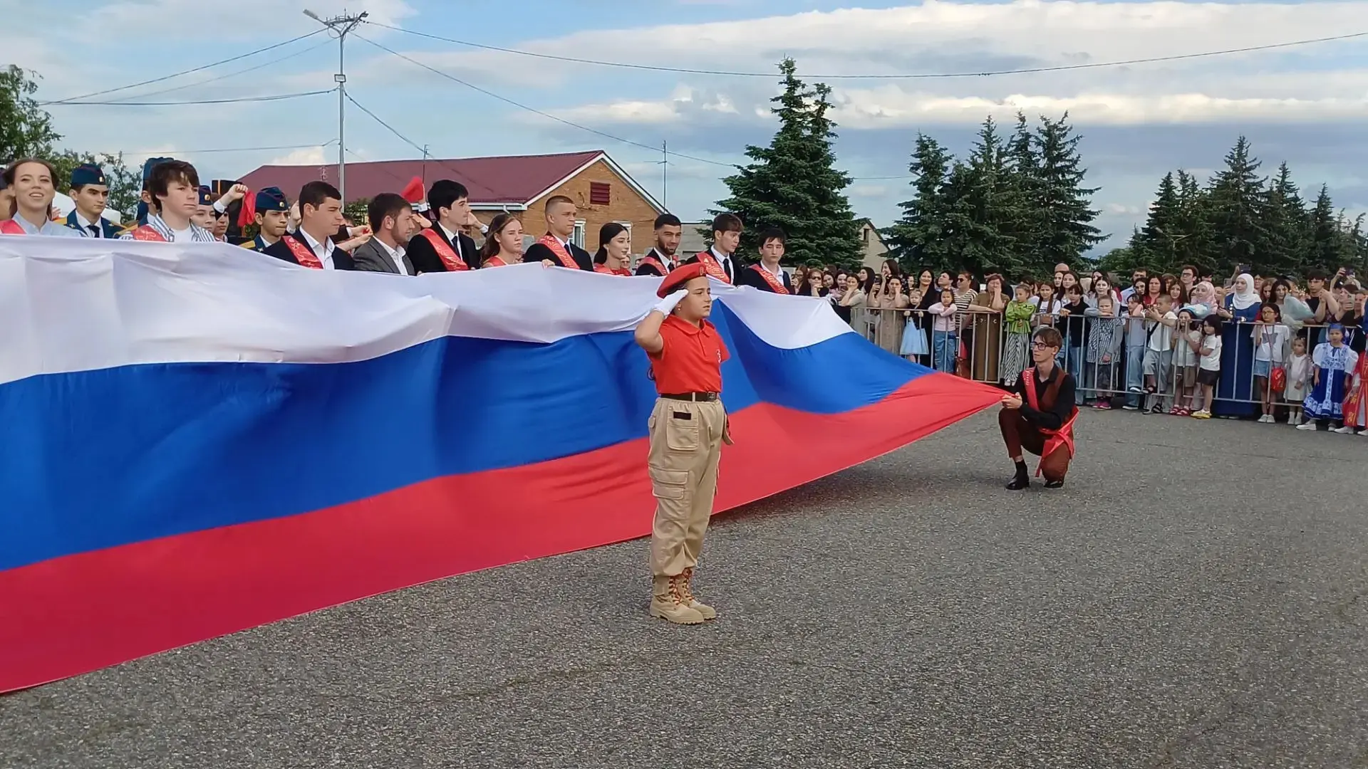 На районном выпускном вечере особым и по-настоящему трогательным моментом стало исполне...