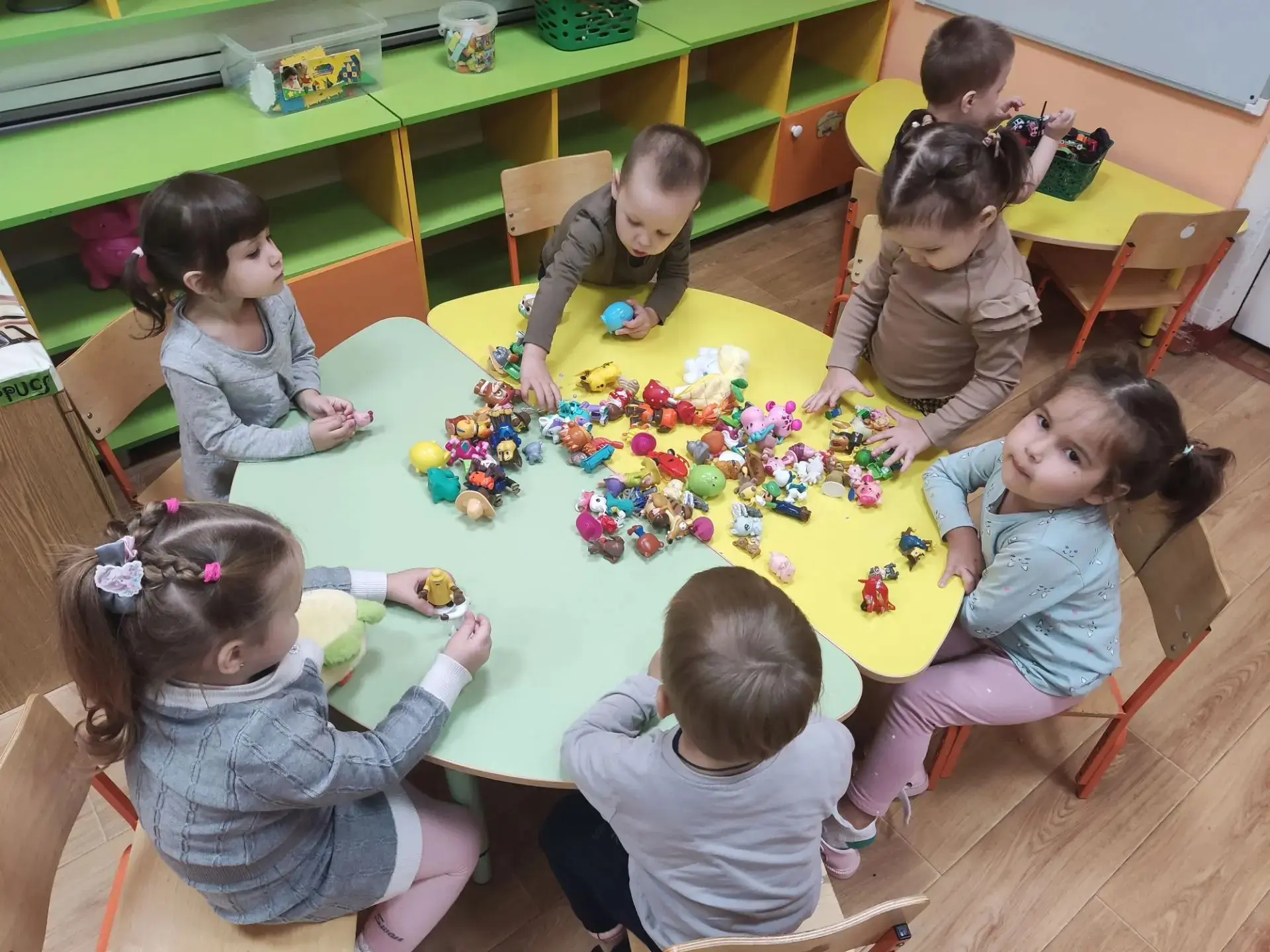 🌼После дневного сна в младшей группе "Дюймовочка" начинается время свободных игр и общ...