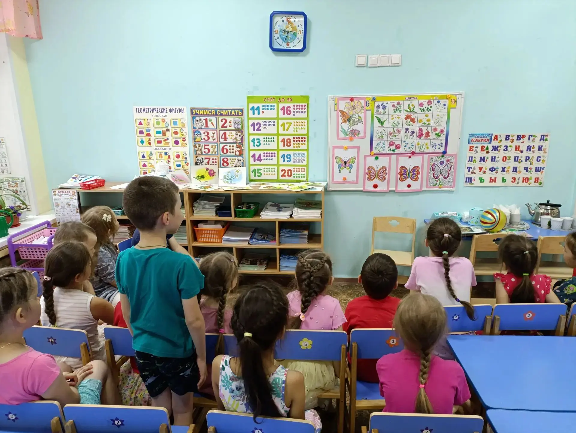 Вы не видели , летающий цветочек?
И не птичка, и не лепесточек.
Это бабочка, красавица земная
Будто 