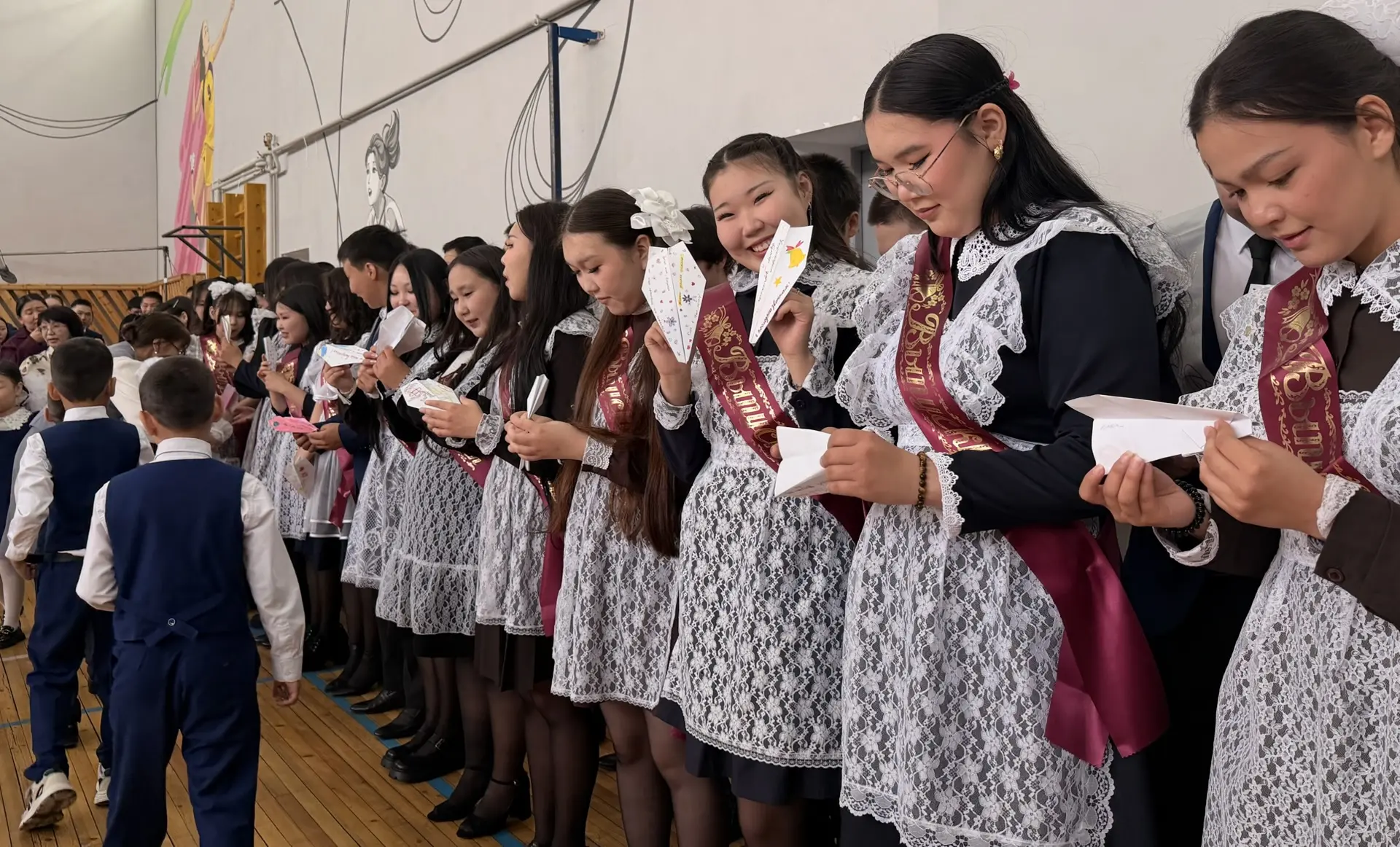 Для сегодняшнего праздника, первоклассники изготовили выпускникам бумажные самолётики-н...