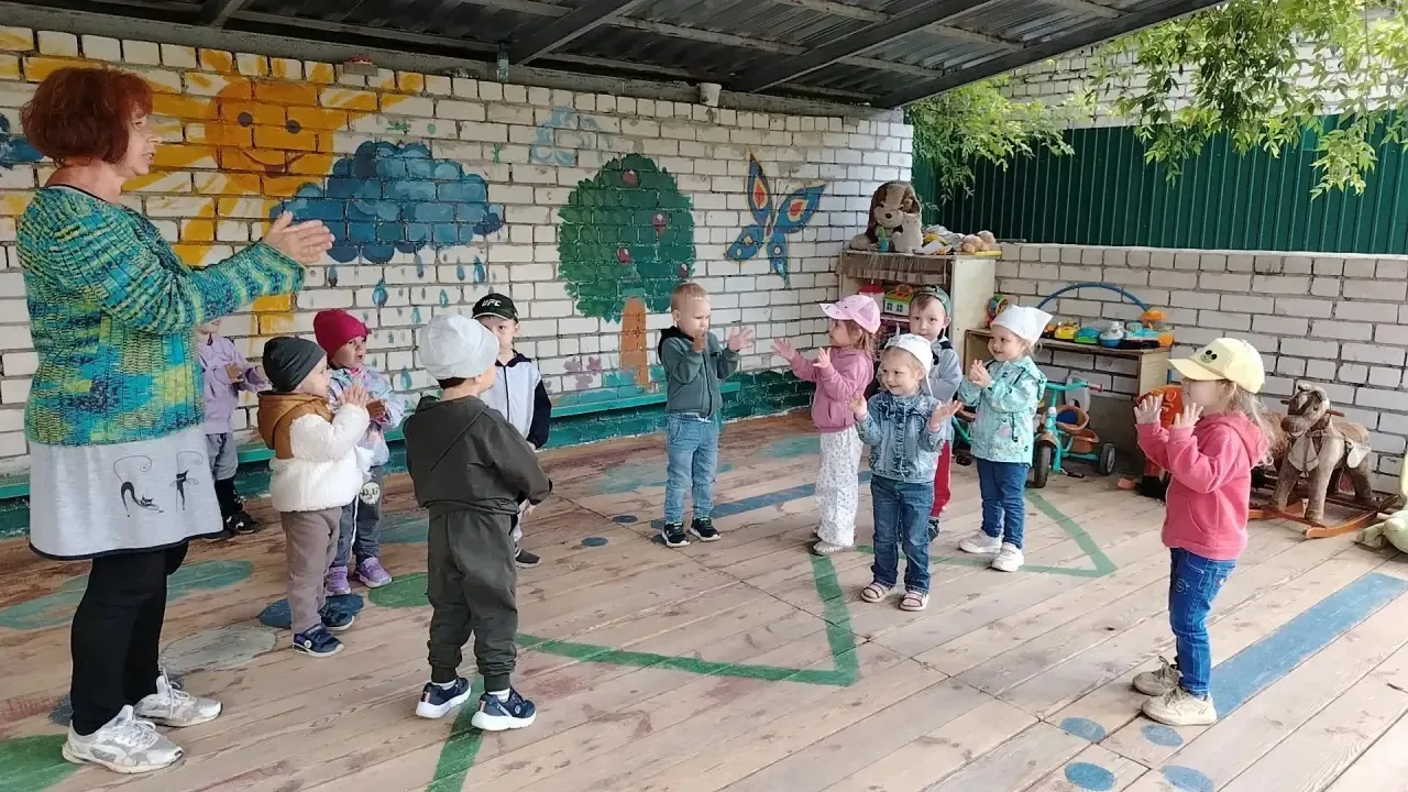 Мы похлопаем в ладошки,
Выходи сюда, Матрёшка!
Чтоб здоровым крепким стать,
Будем бегать и играть!  