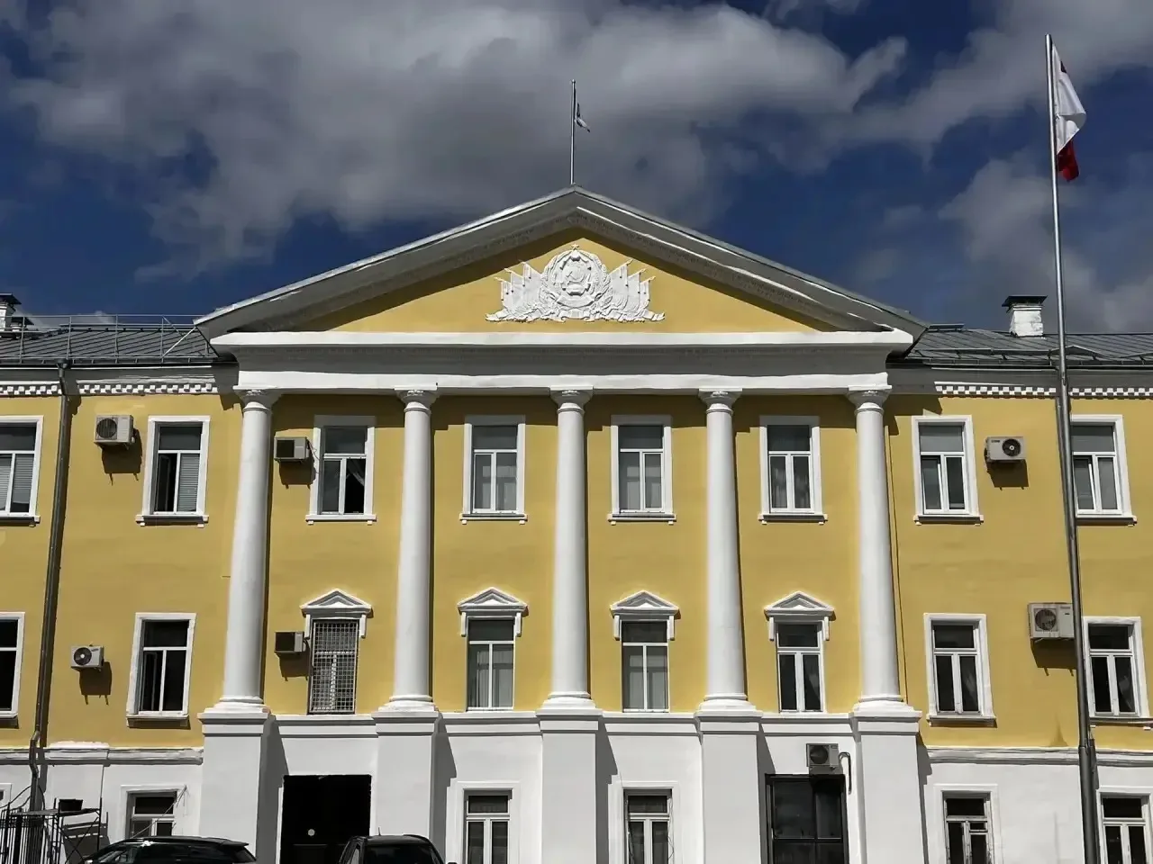 На 40% выполнен капремонт фасада главного корпуса ВоГУ на ул.Ленина, 15 в Вологде.