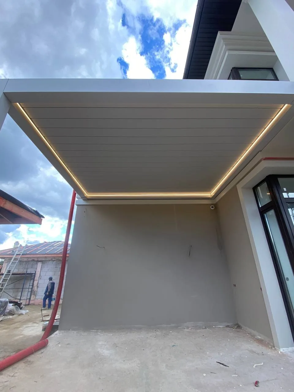 Почему LED‑подсветка меняет террасу даже с дорогим остеклением