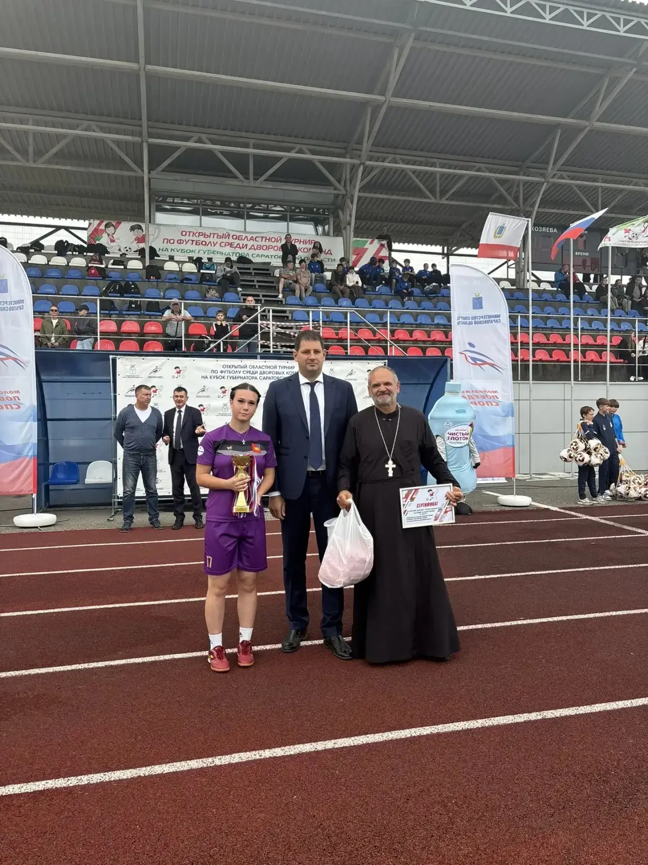 Наш клирик отец Вадим тренирует девочек по футболу)