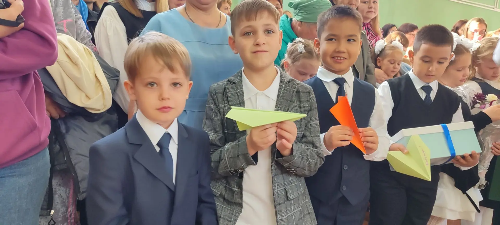🎒1 сентября в нашей школе прошла добрая акция «Самолётик будущего» — традиция проекта ...