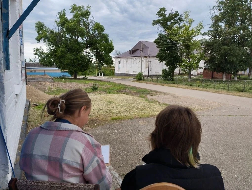 Вдохновение на пленэре: краски природы и мастерство юных художников!
