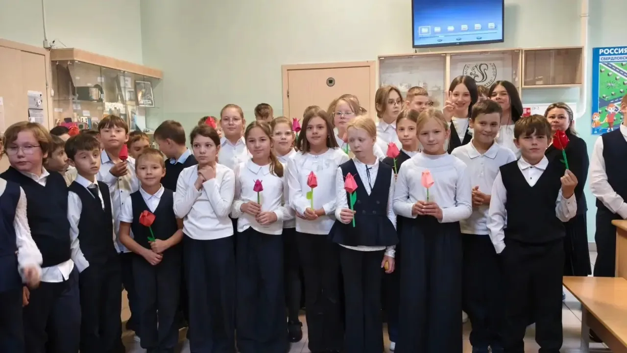 Поздравление учителям от обучающихся 4 «А» класс, классный руководитель Петровских Мари...
