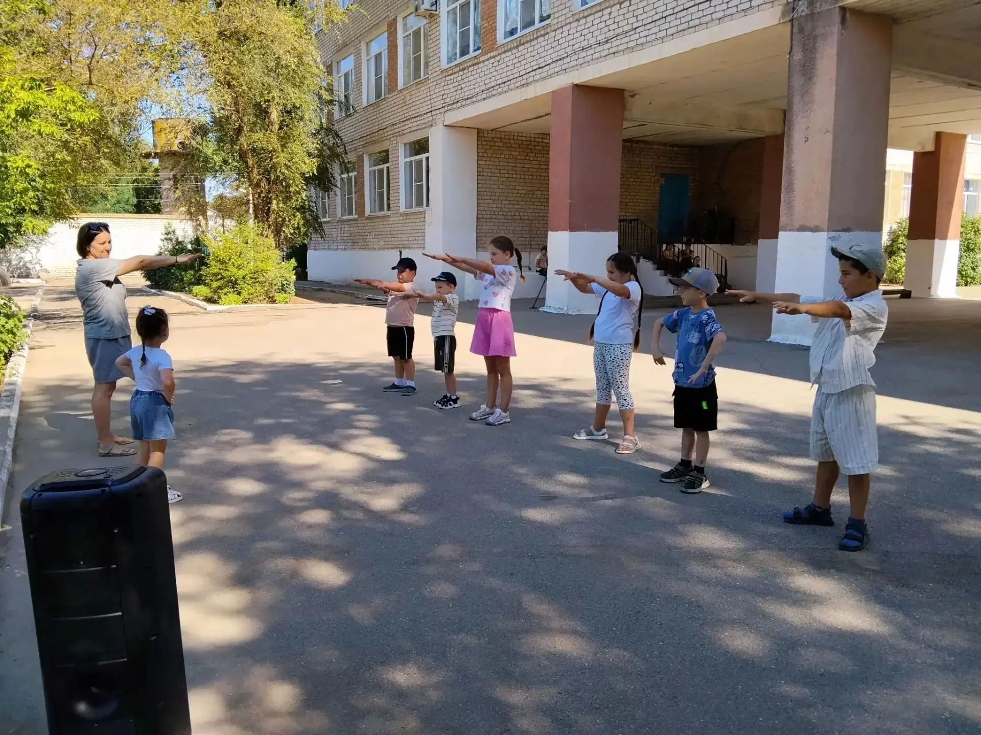 Второй день на площадке начался с весёлой зарядки и подвижных игр. Сегодня ребята с увлечением изгот