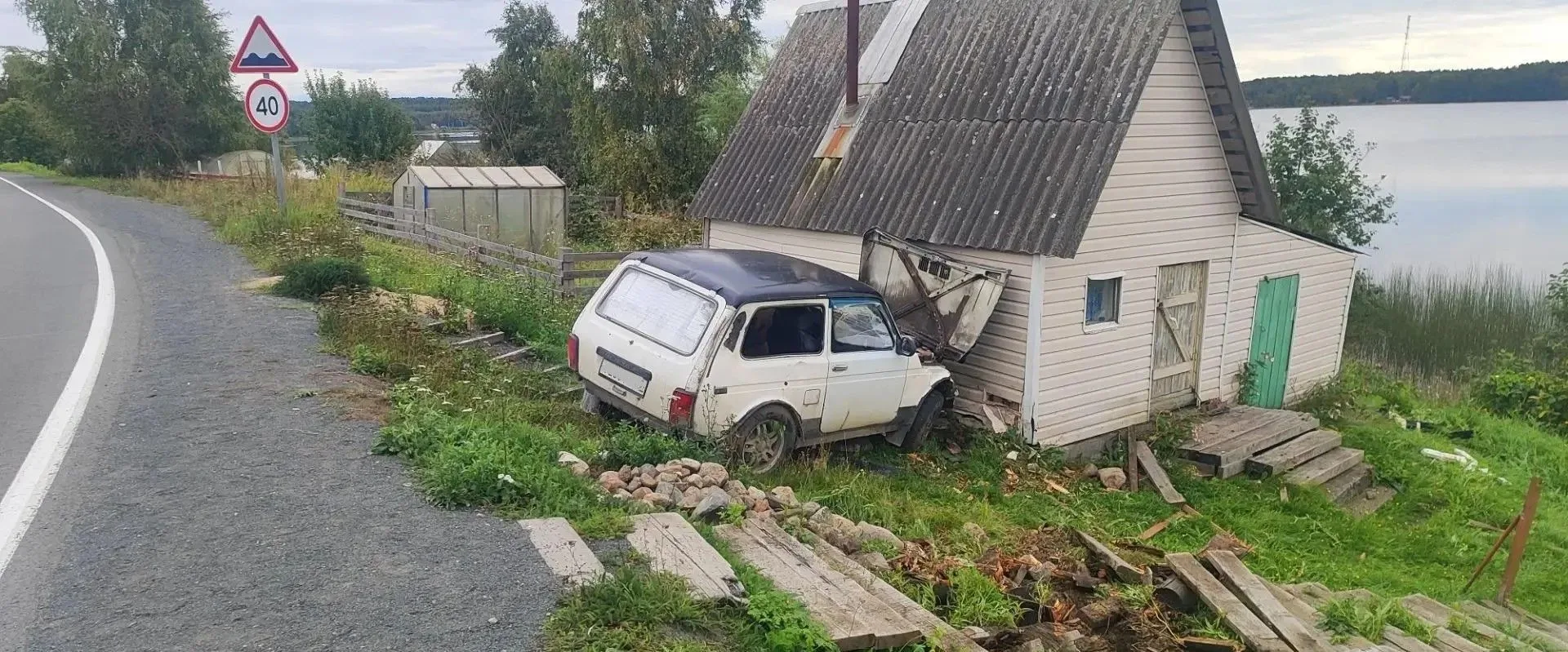 ⚡️ Пряжинские пожарные ликвидировали последствия ДТП в селе Крошнозеро