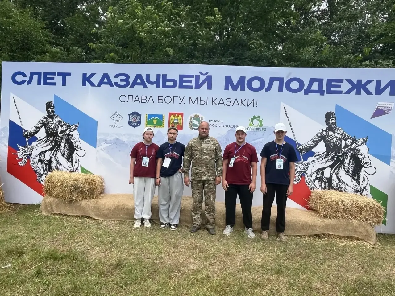 Учащиеся  кадетского класса казачьей направленности под руководством офицера-воспитателя Ирха И.В. п