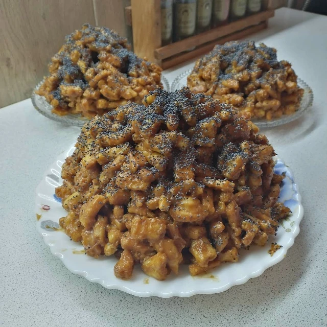 КЫРМЫСКА ОЯСЫ (муравейник)

Кирэк:
* 200 г каймак (20%лы);
* 200 г ак май;
* ярты стакан шикәр комы;
