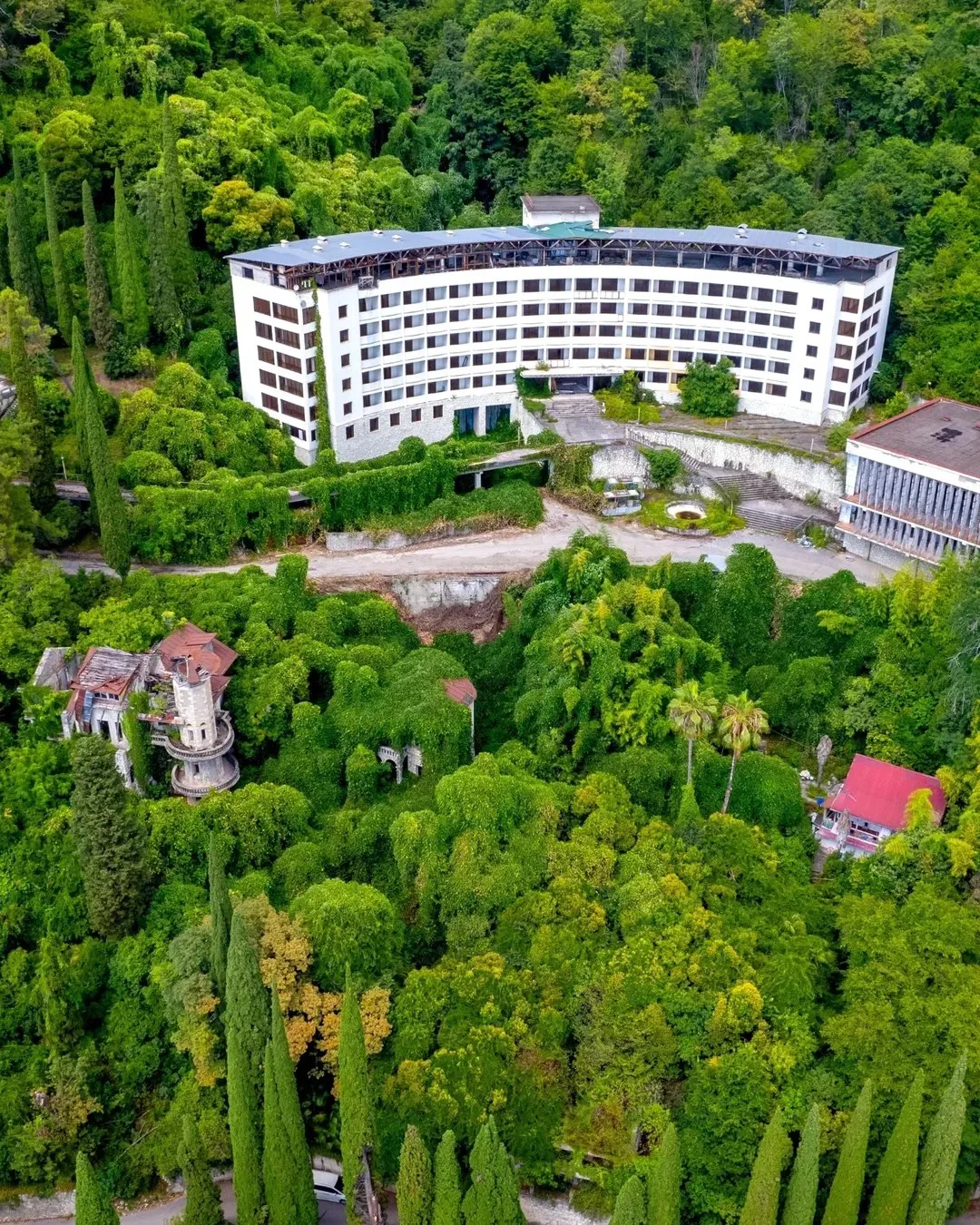 🏛️ Пансионат «Скала» — легенда Гагры! Основан в конце 60‑х годов совсем рядом с центро...