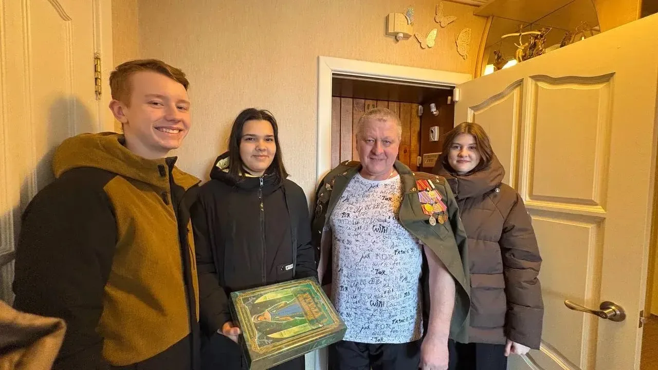 ПОЗДРАВЛЕНИЕ ВЕТЕРАНОВ 🎖️  В преддверии 23 февраля наши лицеисты посетили ветеранов Великой Отечеств