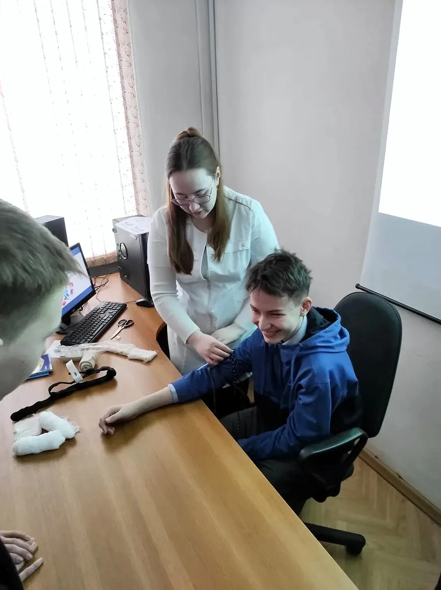 Ученики 8 «Г» класса побывали в Кировском медицинском колледже, где прошли практическое занятие по о