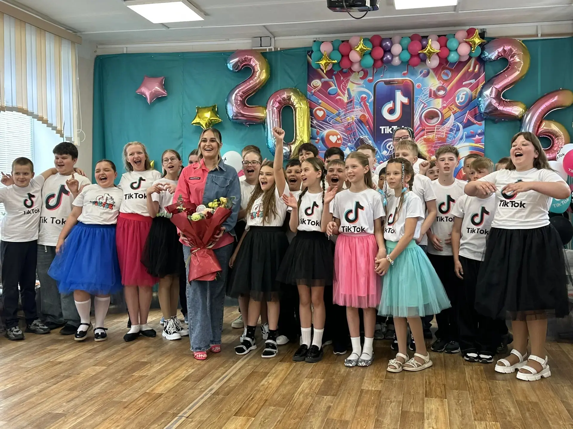 Сегодня состоялся выпускной в 4 «И» классе в стиле “TikTok”, классный руководитель Савина А.В. Позад