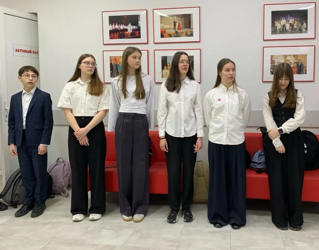 Новая учебная неделя началась с торжественных линеек! 🇷🇺  Сегодня, 6 апреля, в Гимназии №32 по тради