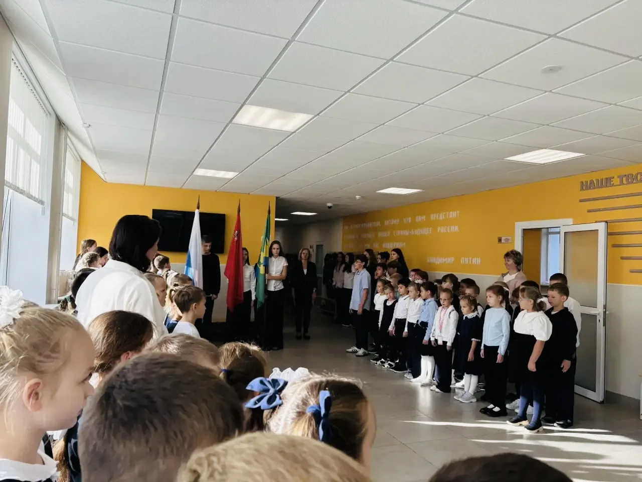 🇷🇺 Утро понедельника в нашей школе традиционно началось с торжественной линейки, выно...