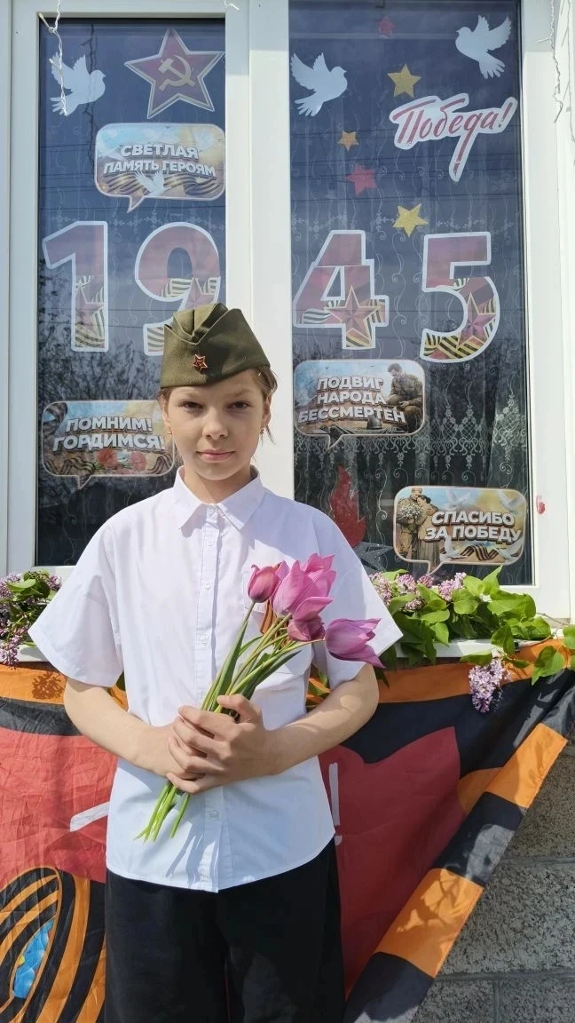 Пустовет Алиса, ученица 5 класса принимает участие в акции "Окна Победы!"