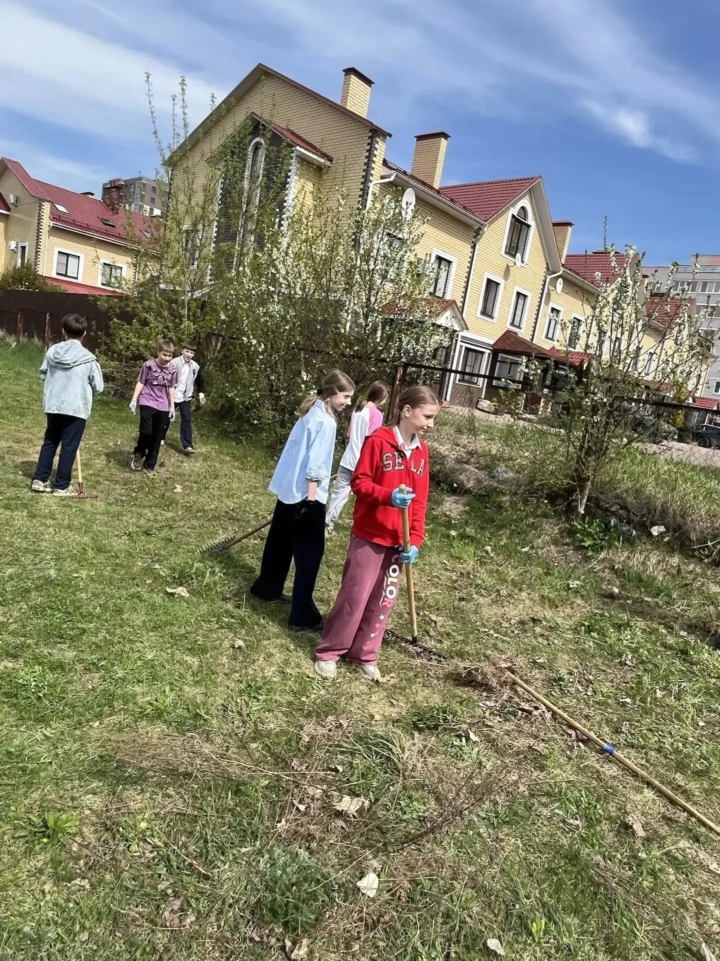 В рамках традиционной экологической акции «Зелёная весна» ученики 5б класса дружно вышли на уборку ш