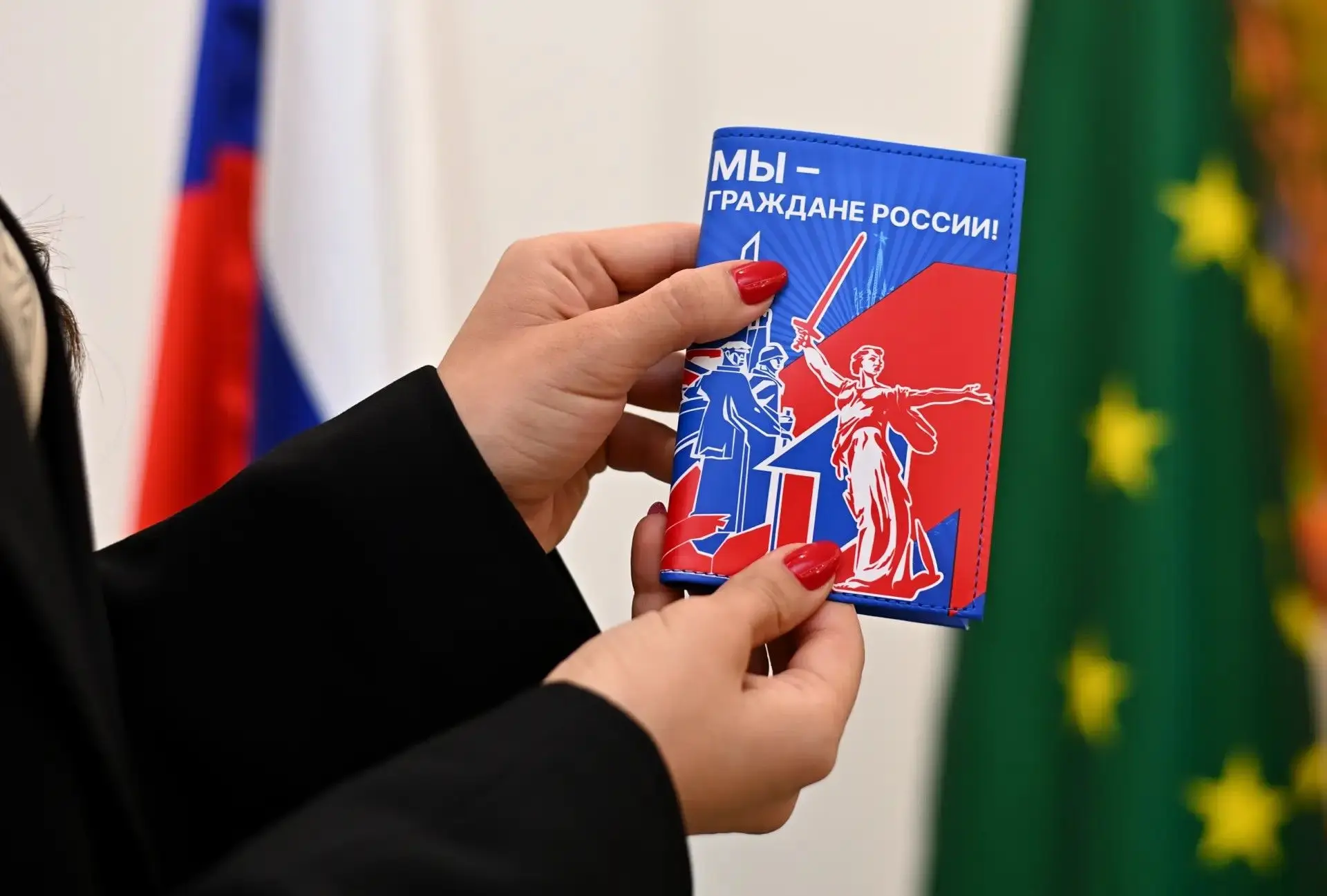 Юным майкопчанам торжественно вручили первые паспорта